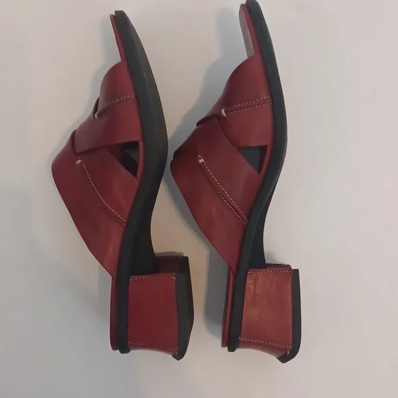 Clarks Vintage Red Leather Sandals SZ.9.5. Criss Cross Design. EUC! - Picture 6 of 10